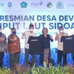Anggota Komisi XI DPR RI, Indah Kurnia (tengah), saat meresmikan Desa Kupang Jabon sebagai Desa Devisa Rumput Laut di Sidoarjo. Foto: Ist