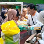 Petugas dari Perum Bulog Kediri saat melayani masyarakat. Foto: MUJI HARJITA/BANGSAONLINE