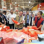 Ditreskrimsus Polda Jatim saat melakukan pengecekan bahan kebutuhan pokok di supermarket.