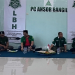 Konferensi pers yang digelar LBH PC GP Ansor Bangil menyikapi insiden peluru nyasar di Gresik.