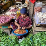 Lonjakan harga cabai rawit di Surabaya paling tinggi dari komoditas lain. Foto: Sulthon/Bangsaonline.