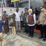 Gubernur Jatim, Khofifah Indar Parawansa saat mengunjungi Kampung Tanggung di Desa Pendem, Kecamatan Junrejo, Kota Batu, Rabu (27/5)