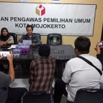 Koordinator Divisi Hukum, Humas, Pencegahan, dan Partisipasi Masyarakat KPU Kota Mojokerto, Ilham Bagus Priminanda, saat memberikan keterangan pers kepada para awak media.