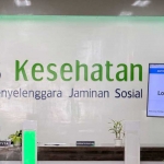 Petugas BPJS Kesehatan di Gresik ketika memberi pelayanan. 