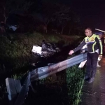 Petugas saat mengevakuasi kendaraan Ketua PCNU Jember yang mengalami kecelakaan tunggal di Tol Ngawi.