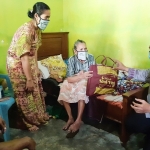 PEDULI LANSIA: Bambang Haryo Soekartono (BHS) memberikan sembako kepada warga lansia, di Desa Balongtani Jabon, Selasa (12/5). foto: MUSTAIN/ BANGSAONLINE