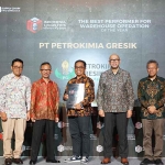 SVP Pengelolaan Pergudangan dan Pelabuhan Petrokimia Gresik, I Gusti Bagus Manacika (tiga dari kanan), saat menerima penghargaan The Best Performer of The Year.