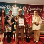 Direktur Utama PT Debindo Mitra Tama, Dadan Kushendarman (tengah) foto bersama para pendukung  Batik Fashion Fair 2018.
