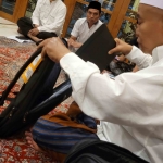 Prof Dr KH Asep Saifuddin Chalim, MA, menunjukkan tas souvenir dan isinya untuk undangan VVIP dan VIP seperti menteri dan ulama kepada panitia pernikahan putrinya, Siti Juwaiiyah Chalim, di kediamannya Jalan Siwalankerto Utara Surabaya, Sabtu (25/1/2025) malam. Foto: MMA/bangsaonline