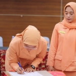 Ny. Novita Budi, Ketua Dharma Wanita Persatuan (DWP) Lapas Kelas IIA Kediri yang baru, saat menandatangani berita acara sertijab. Foto: Ist.
