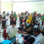 Tampak sejumlah tamu undangan berkerumun saat vaksinasi Covid-19 di Posko Gugus Tugas Kabupaten Pasuruan, Kamis (28/1).
