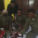 Petugas Satpol PP Kota Probolinggo saat mengamankan sejumlah botol miras.