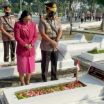 Kapolda dan Wakapolda Jatim saat ziarah makam pahlawan di TMP 10 Nopember, Surabaya.