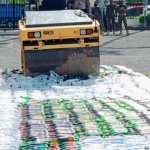 Ribuan botol berisi minuman keras saat dimusnahkan di halaman Mapolres Probolinggo Kota.