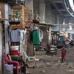 Bangunan liar di kolong tol pluit-tomang, Jakarta Utara. foto: rakisa/ BANGSAONLINE