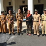 Wali Kota Wahyu saat menyerahkan piala kepada juara Kampung Mbois Kota Malang