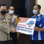 Kapolres Ponorogo AKBP Arief Fitrianto saat me-launching program Polri Peduli Keselamatan ditandai dengan penyerahan bansos secara simbolis kepada perwakilan pengemudi, tukang becak, dan kernet.