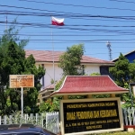 Bendera terbalik di Kantor Dinas Pendidikan dan Kebudayaan Ngawi.