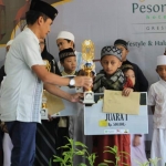 Para pemenang saat menerima trofi dan uang pembinaan. foto: SYUHUD/ BANGSAONLINE
