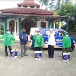 Tim dari Nasdem Siaga siap melaksanakan penyemprotan disinfektan.