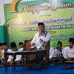 KH Nur Sujak saat memberikan ceramah.