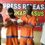 Dua tersangka beserta barang bukti diamankan di Mapolsek Taman.