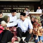 Wali Kota Pasuruan Saifullah Yusuf saat berbincang dengan para keluarga penerima bantuan pangan untuk penurunan angka stunting.