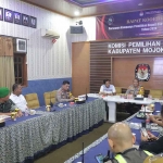 Rapat Harkamtibmas yang digelar di kantor KPU Kabupaten Mojokerto.