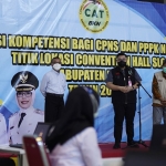 Bupati Kediri Hanindito Himawan Pramana (pakai rompi hitam) saat meninjau pelaksanaan tes CPNS di Convention Hall SLG. (foto: ist)