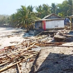 Beberapa warung makan yang rusak diterjang gelombang pasang.