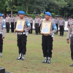 Upacara Pemberhentian Tidak Dengan Hormat (PTDH) kepada dua orang anggota Polres Bangkalan di lapangan mapolres setempat, Senin (17/2).