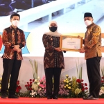 Gubernur Khofifah dengan didampingi Wagub Emil turut menyerahkan Penghargaan Pembangunan Daerah (PPD) Terbaik Kabupaten/Kota Tingkat Provinsi Jawa Timur Tahun 2021.