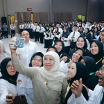 Gubernur Khofifah saat membuka diklat PPIH kloter Embarkasi Surabaya Tahun 1447 H/2026 M di Asrama Haji.