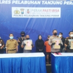 Kapolres Tanjung Perak dan sejumlah pejabat Kejari dan Biro Hukum Pemkot Surabaya saat press release.