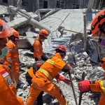 Evakuasi yang dilakukan petugas terhadap robohnya salah satu bangunan di Ponpes Al Khoziny, Sidoarjo 