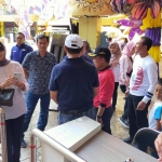 Wali Kota Batu Dewanti Rumpoko (berkacamata) saat meninjau JTP 3, Minggu (15/3).