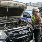Kasatlantas Polres Pasuruan, AKP Yudhi Anugrah Putra, saat mengecek kendaraan dinas.
