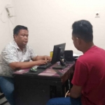 Pelaku saat diinterogasi petugas dari Polsek Porong.