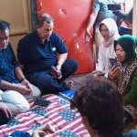 Menteri Sosial, Tri Rismaharini mengunjungi anak korban kekerasan di Kelurahan Patokan, Situbondo, Minggu (31/3/2024). 