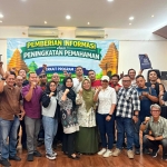 Kepala BPJS Kesehatan Cabang Mojokerto, Titus Sri Hardianto berfoto bersama peserta dari media