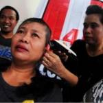 Tampak kader dan simpatisan sedang melakukan sujud syukur atas kemenangan PDIP di Surabaya. Foto:maulana/BANGSAONLINE