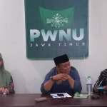 Gus Hadi Ketua LPBH NU Jatim, didampingi Irjen Pol (Purn) Juansih (Bendahara), SH, M.Hum dan Imam Bukhori, SH (Sekretaris). Foto: M Didi Rosadi/BANGSAONLINE