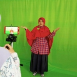 Eli Syarifah, S.P. ketika membuat video pembelajaran di studio mini sekolah. foto: ist.