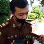 Anang Yustisia, S.H., M.H., Kasubsi Penkum Seksi Intelijen Kejari Kabupaten Kediri saat memberi keterangan kepada wartawan. (foto: MUJI/ BANGSAONLINE)