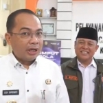 Pj Wali Kota Madiun Eddy Supriyanto didampingi kepala BPBD Kota Madiun  saat memberikan keterangan pers