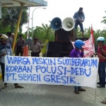 Aksi warga saat demo pabrik PT Semen Gresik di Kecamatan Kerek. foto: HERI M/ BANGSAONLINE