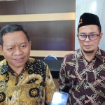 Sekretaris PW Muhammadiyah Jatim Prof Biyanto bersama Ketua Panitia Milad 112 PW Muhammadiyah Jatim Imam Hambali 