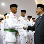 Sekretaris Daerah Kota Kediri, Bagus Alit, saat menyalami salah satu anggota Paskibraka. Foto: Ist