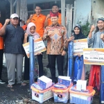 Peyerahan bantuan sosial bagi korban bencana alam di Kelurahan Ngemplakrejo, Kecamatan Panggungrejo, Kota Pasuruan.