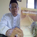 Kiai Mundzir menunjukkan buku Sunan Bonang terbitan kedua. foto: SUWANDI/ BANGSAONLINE
